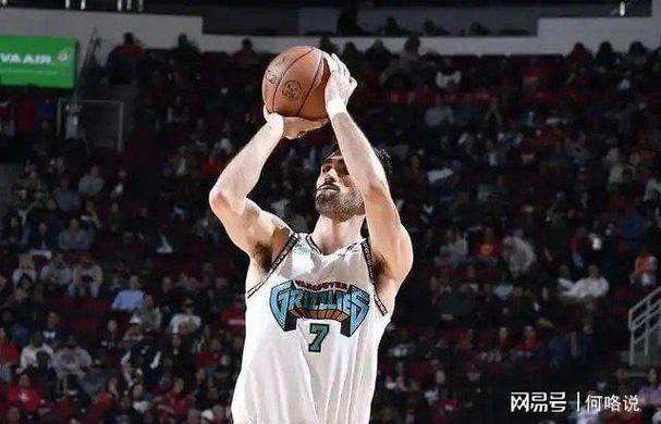 气势汹汹！斯图尔特空切接康宁汉姆突破分球完成双手暴扣