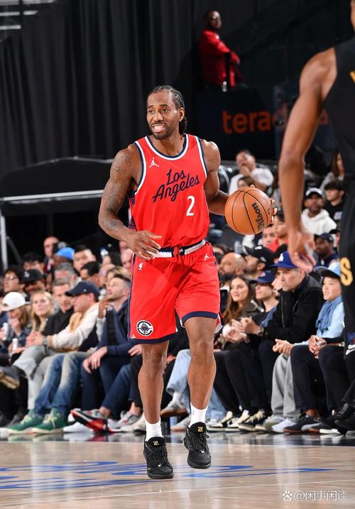 详细阅读:莱昂纳德是否会有更多球权?卢:比赛情况会决定谁来出手 莱昂纳德是否会有更多球权?卢:比赛情况会决定谁来出手