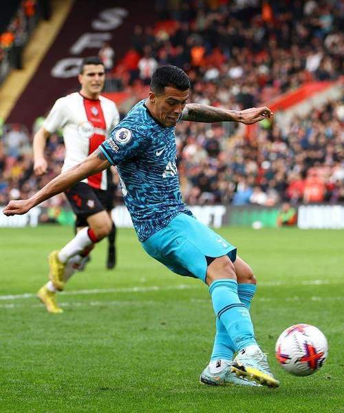 目前归期未定！艾维手术后首次进行投篮训练 底角三分6中3