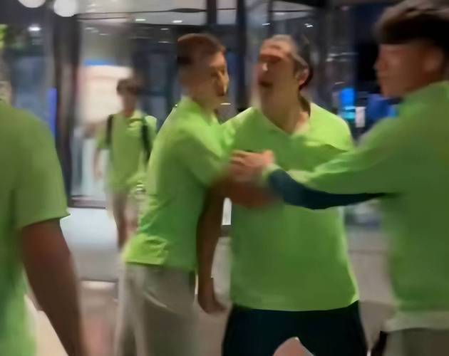 真退钱了！球迷远征900公里目睹球队0-7惨败，球员自掏腰包补偿