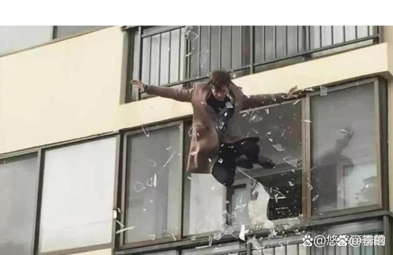 托马斯·布莱恩特倒地夹着博伊尔斯手臂并拽倒后者 被吹一级恶犯