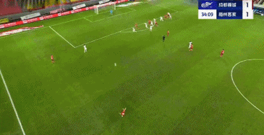 神扑！广岛三箭球员近距离头球攻门，蹇韬快速下地极限将球捞出