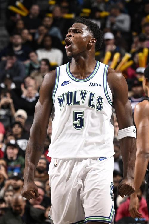 正负值-16最低！爱德华兹半场10中4拿到15分3助 罚球6中6